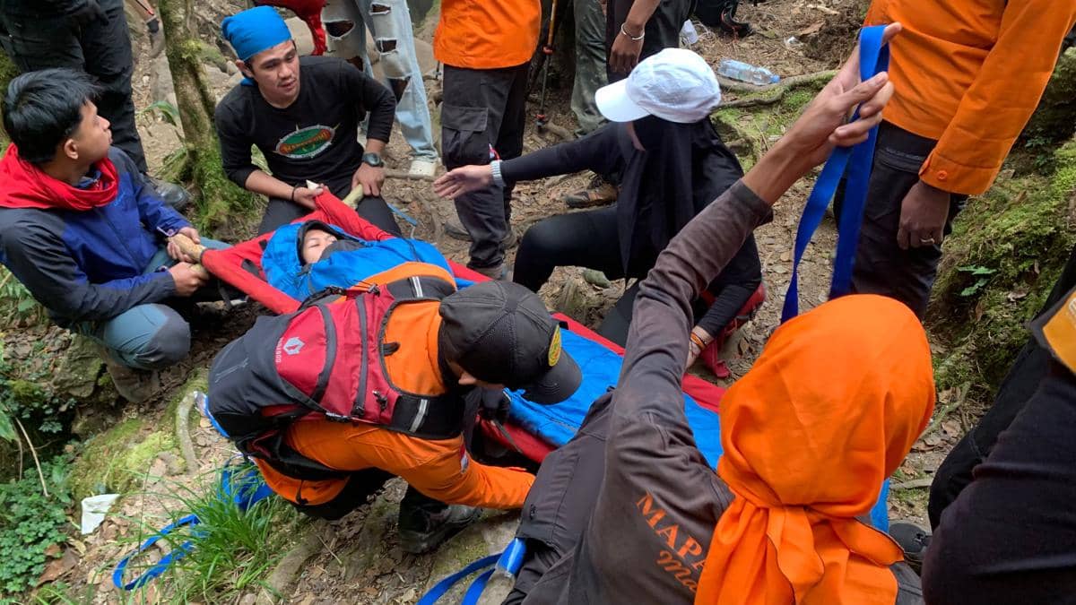 Sebanyak 31 pendaki tumbang saat merayakan pengibaran Bendera Merah Putih HUT ke-81 RI di kawasan Gunung Bawakaraeng, Kabupaten Gowa, Sulawe