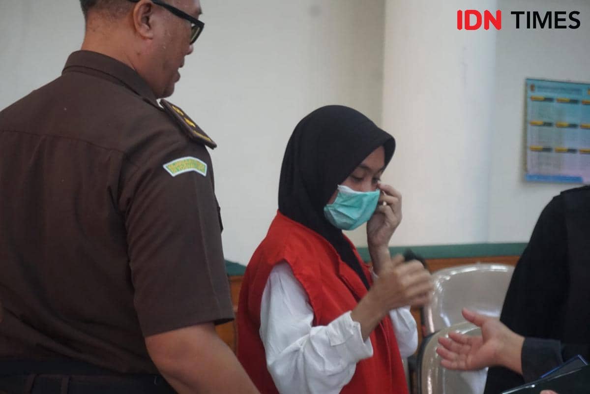 Kepala sekolah Daycare dalam sidang perdana perkara dugaan kekerasan dan penelantaran anak di Daycare, Playgroup, TK Little Aresha, Senin (18/8/2026. (IDN Times/tunggul Damarjati)