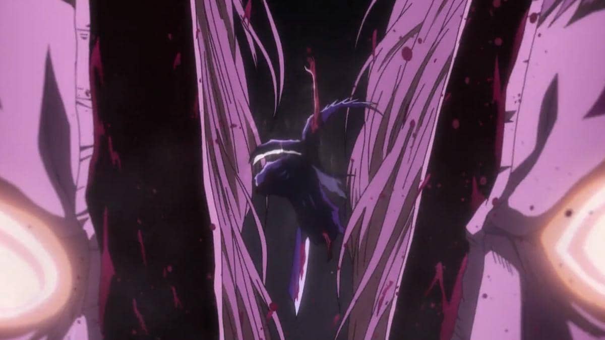 Zaraki Kenpachi mengayunkan pedang dan membelah Gerard Valkyrie dalam adegan pertarungan anime Bleach TYBW Part 4.