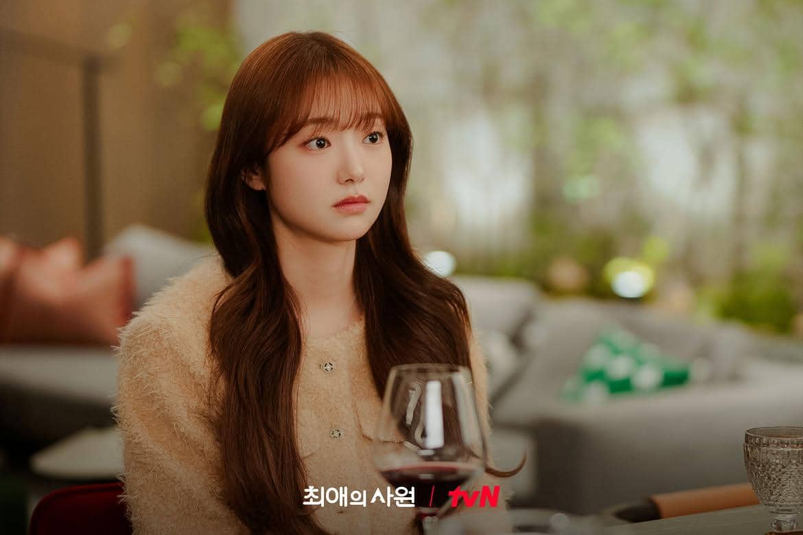 Kim Hye Jun sebagai karakter dalam drakor My Bias, My Boss, dalam potret promosi yang dibagikan tvN Drama.