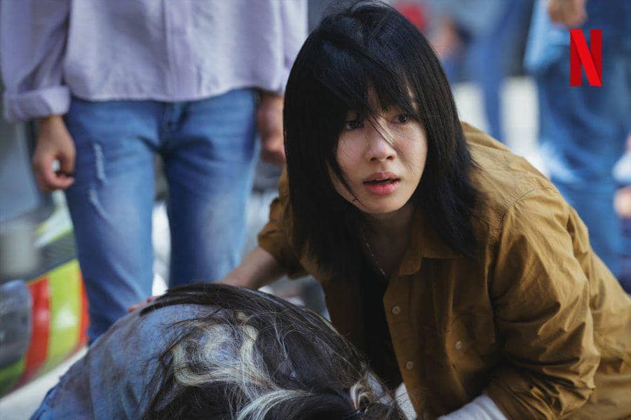 Potongan adegan drama Goodbye Earth produksi Netflix yang memperlihatkan suasana para tokoh dalam cerita.