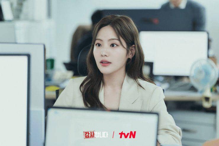 Potongan adegan drama The Auditors produksi tvN dengan para pemeran dalam suasana tegang di dalam ruangan.