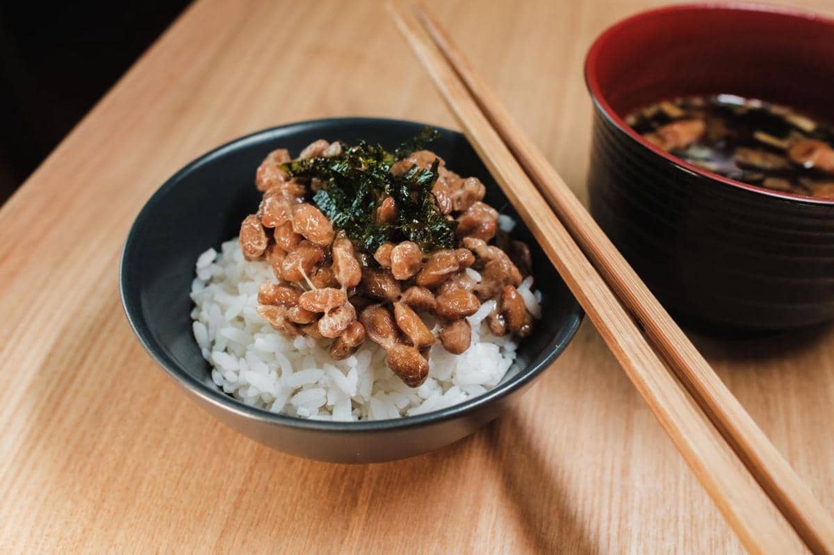 ilustrasi natto dan nasi putih