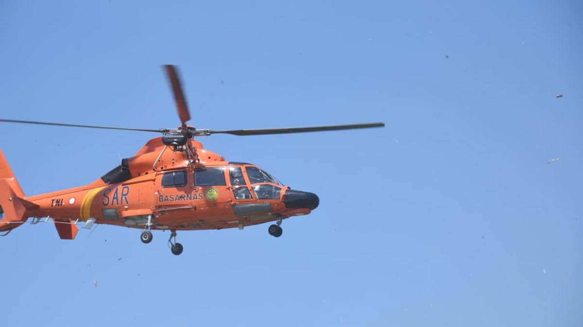Proses evakuasi korban gempa Flores dengan cedera tulang dengan helikopter Basarnas. (Dok Basarnas)