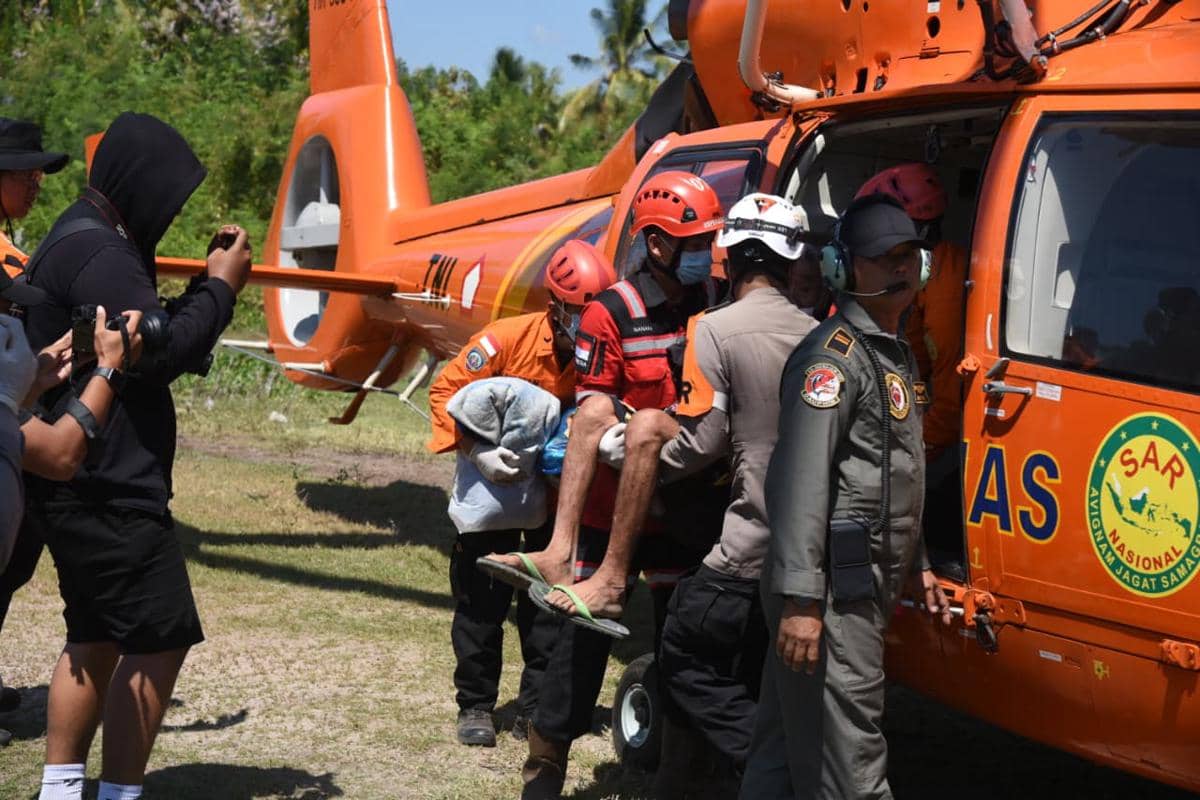 Helikopter Dauphin Bolak-balik Evakuasi Korban Gempa Manggarai Timur