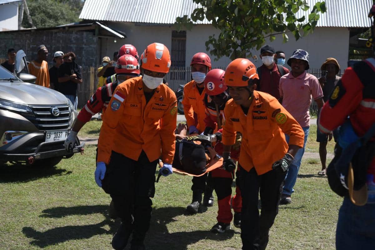 Proses evakuasi korban gempa Flores dengan cedera tulang dengan helikopter Basarnas. (Dok Basarnas)