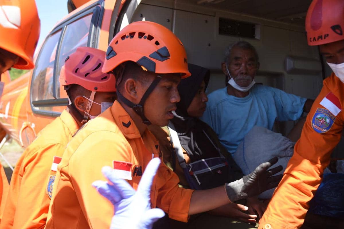 Proses evakuasi korban gempa Flores dengan cedera tulang dengan helikopter Basarnas. (Dok Basarnas)