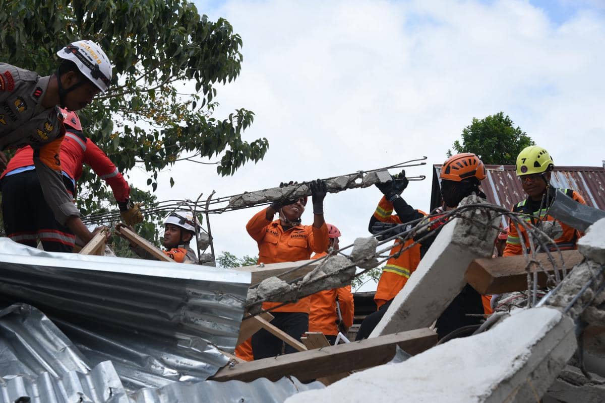 Tim SAR Gabungan dalam proses evakuasi terhadap korban dan dampak gempa Flores. (Dok Basarnas)
