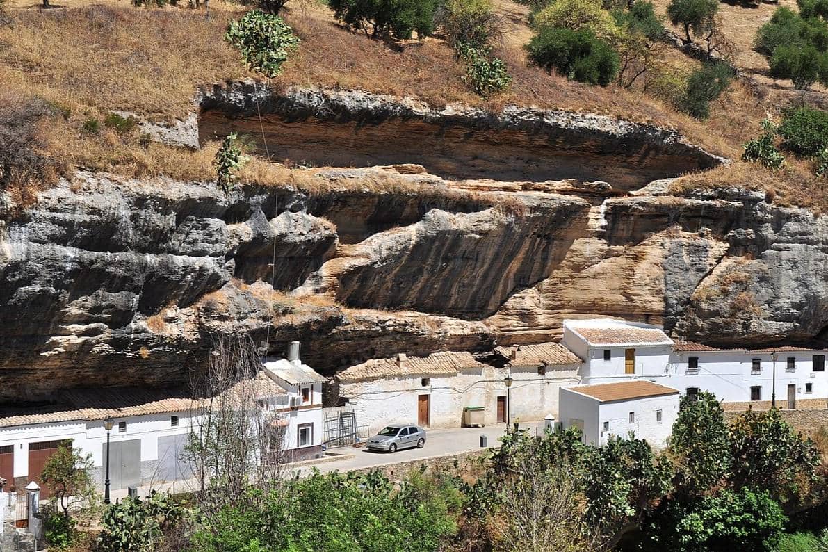 5 Fakta Setenil de las Bodegas, Desa Unik yang Dibangun di Bawah Tebing
