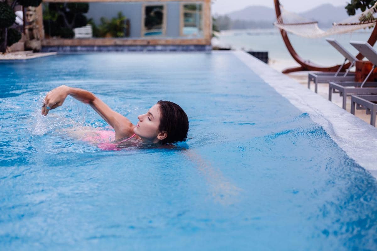 ilustrasi berenang