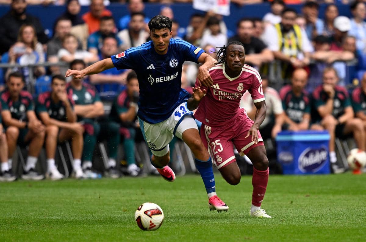 Bintang baru Real Madrid, Yan Diomande (kanan), dalam laga uji coba kontra Schalke 04 (AFP / Ina Fassbender)