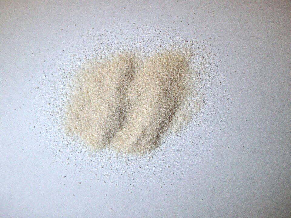 Ilustrasi bubuk agar-agar berwarna putih dalam wadah sebagai bahan pembuat makanan penutup bertekstur kenyal.