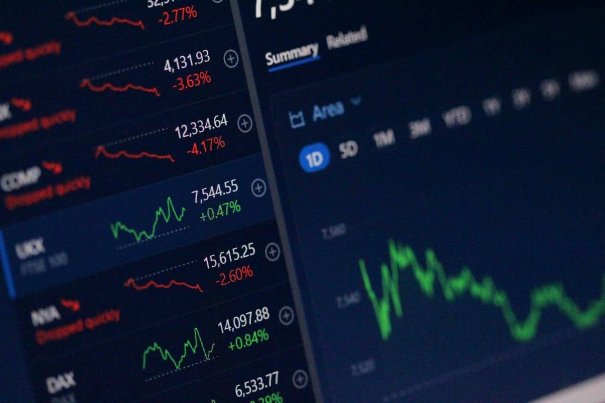 Mengelola emosi dan disiplin pada trading plan menjadi kunci utama investor muda dalam menghadapi fluktuasi harga saham di pasar modal. 