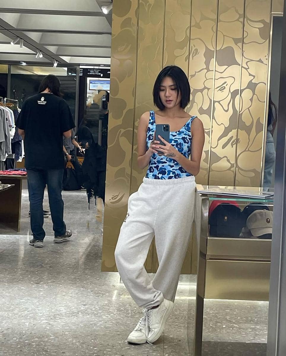 Rachel Florencia berpose dengan outfit kasual bernuansa gelap dalam acara peluncuran kolaborasi ASUS dan BAPE.
