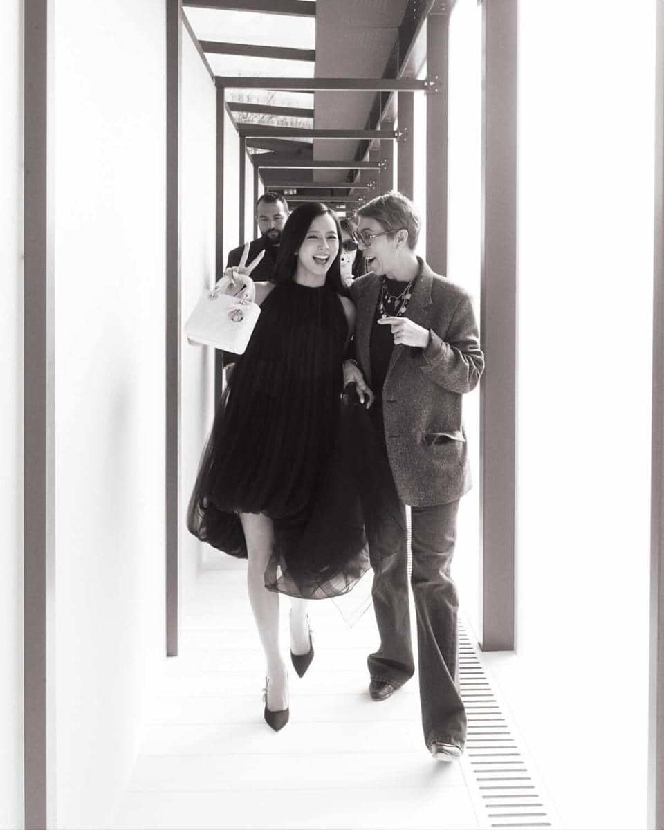 potret Jisoo dan Mathilde Favier