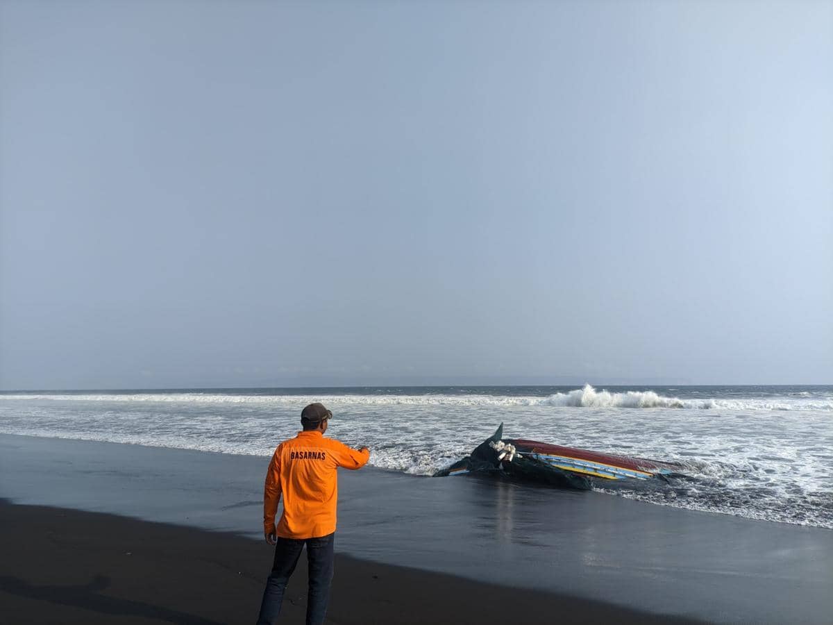 Perahu Dihantam Ombak, Satu Nelayan Jember Tewas dan Tiga Hilang