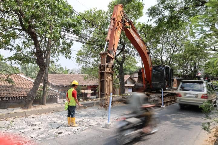 Pengendara melintas di Jalan Marsekal Suryadarma, Tangerang, saat skema contraflow mulai diberlakukan untuk mengatur arus lalu lintas.