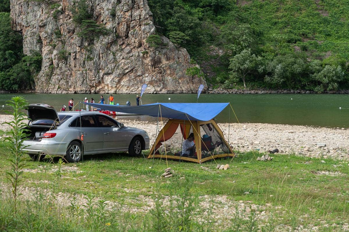 Tips Camping Dekat Sungai, biar Liburanmu Aman dan Menyenangkan