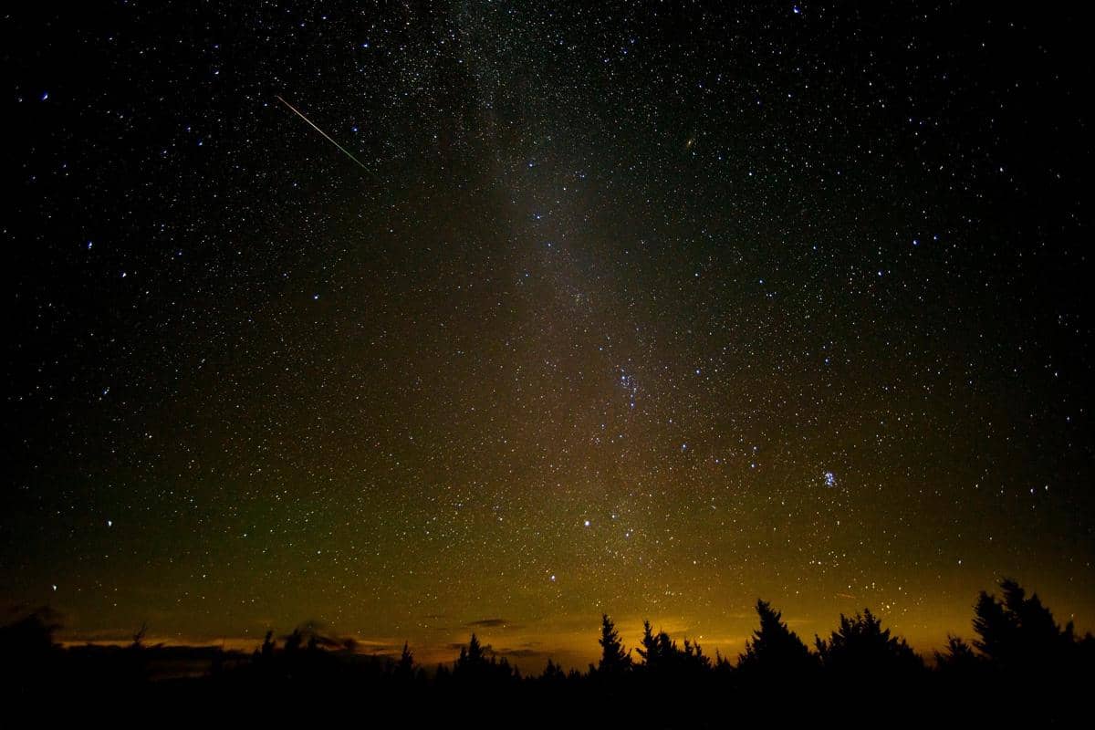 potret indah hujan meteor di langit