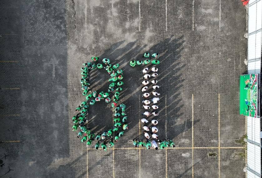 Foto 1_ Ratusan Mitra Grab membentuk angka “81” sebagai simbol semangat persatuan dan sinergi dalam Perayaan Merdeka Bersinergi, dalam rangka memperingati HUT ke-81 Kemerdekaan Republik Indonesia di Medan, pada Se.jpg