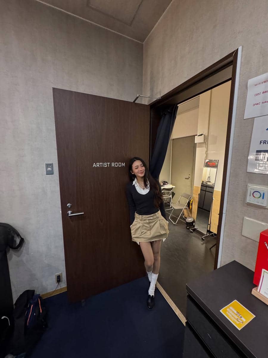 Potret Rachel Florencia dalam unggahan Instagram bertema daily outfit sebagai inspirasi gaya berbusana sehari-hari.