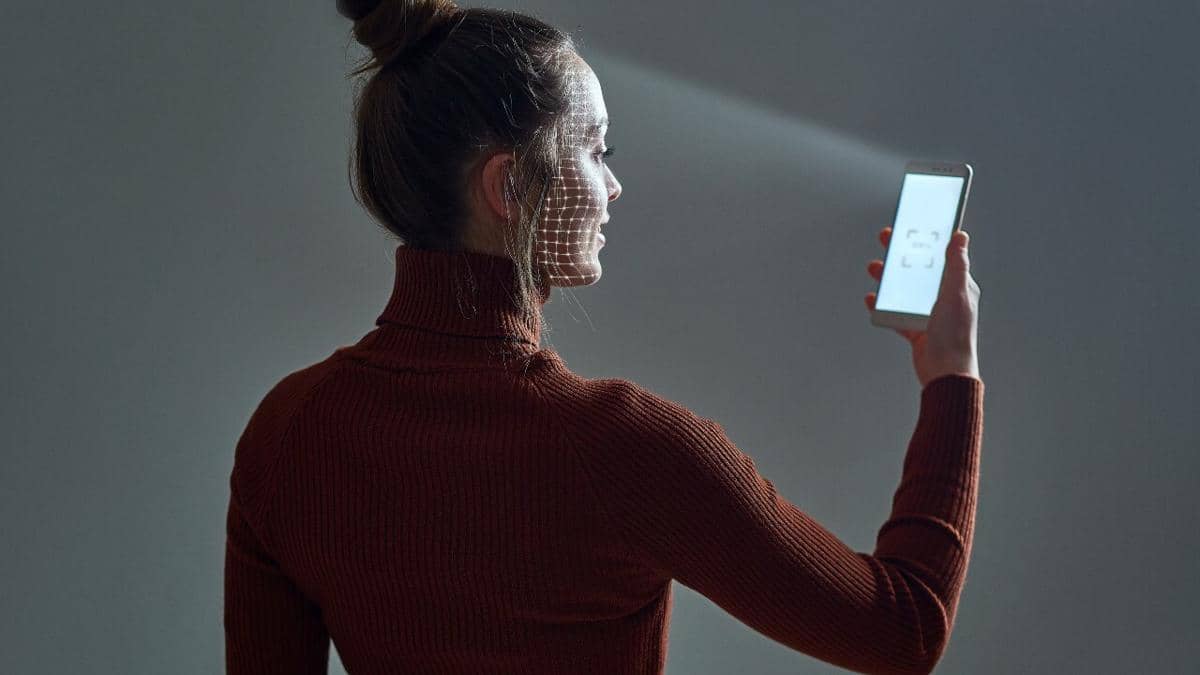 how-to-set-up-and-use-face-id-on-your-iphone_ju1f.jpg