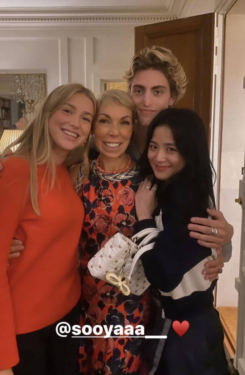 potret Jisoo dan Mathilde Favier