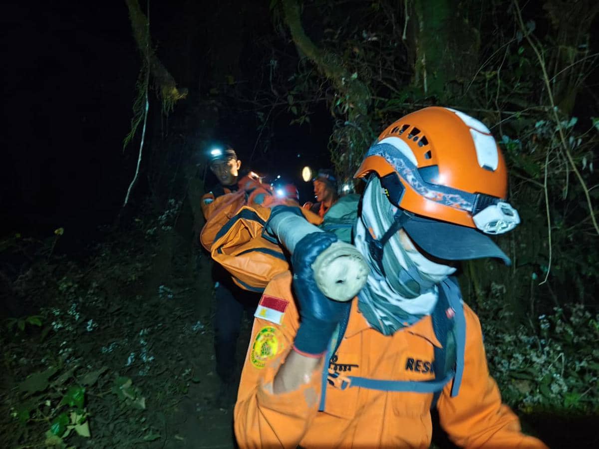 Fahri Ditemukan Meninggal di Gunung Slamet, Digotong Ratusan Personel