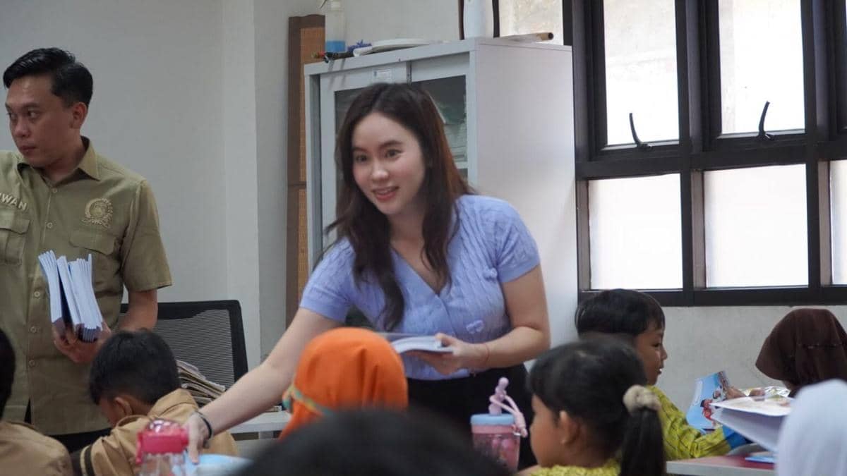 Maria Teresa Bagikan 2.500 Buku ke Sekolah Tangsel, Berharap Anak Gemar Baca