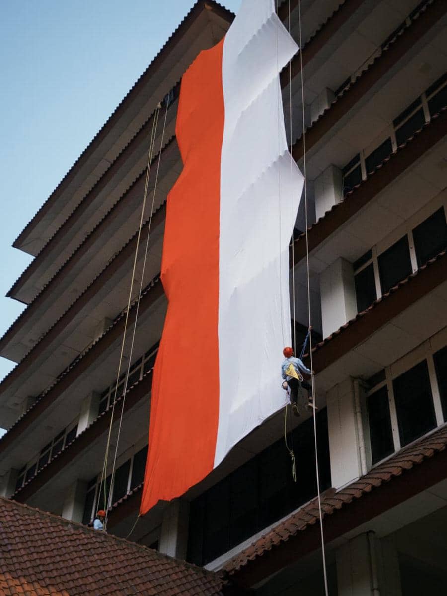 Semarak HUT RI, Mapala UI Daki 13 Gunung dan Kibarkan Bendera Raksasa