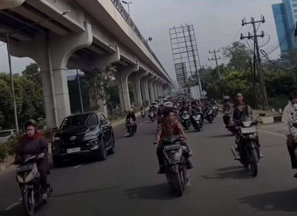 Seorang pelajar di Palembang memamerkan senpira saat mengikuti konvoi bersama kelompoknya di jalan.