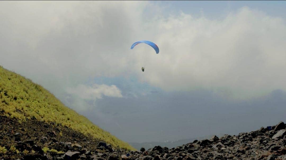 Semarak HUT RI, Mapala UI Daki 13 Gunung dan Kibarkan Bendera Raksasa