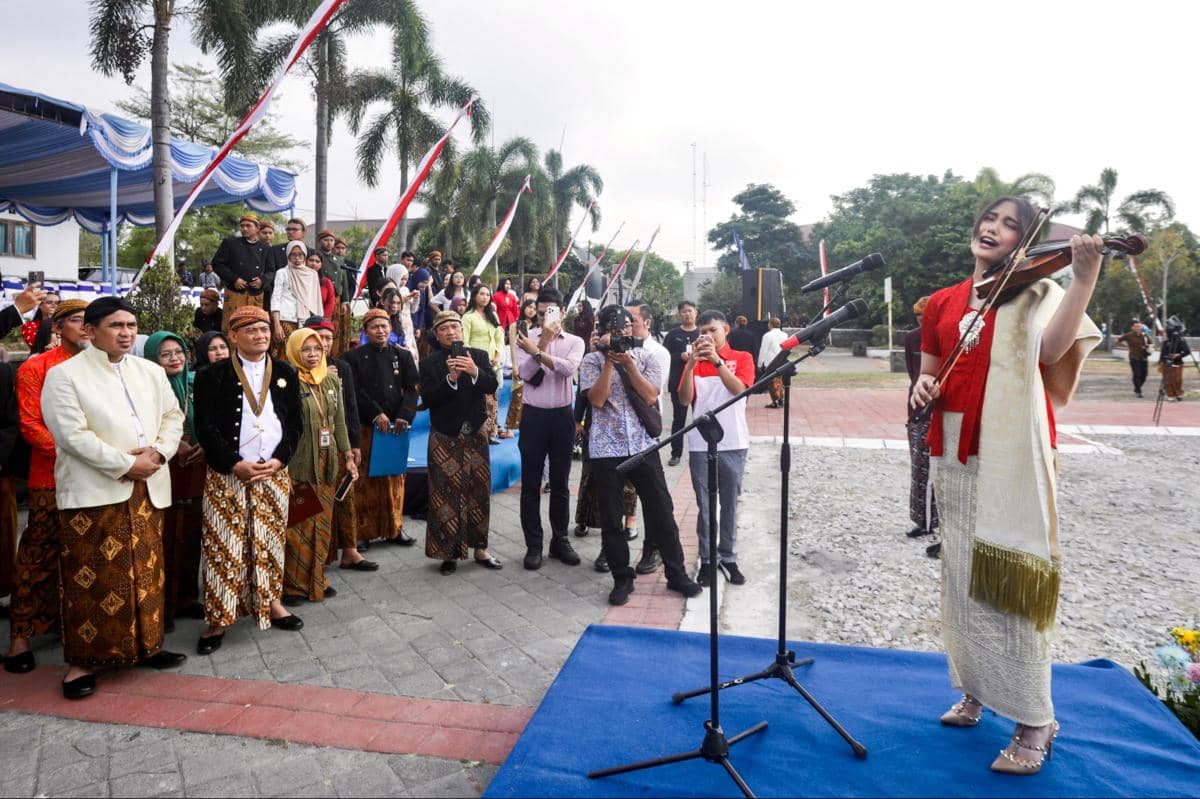 Antea Putri, cicit WR Soepratman, bernyanyi percaya diri pada peringatan HUT ke-81 Jawa Tengah.