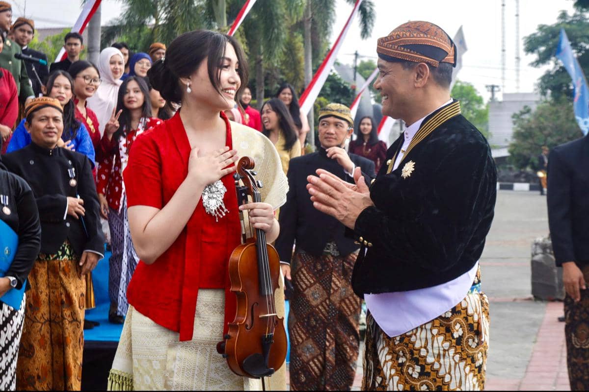 Antea Putri, cicit WR Soepratman, menyapa Gubernur Jawa Tengah Ahmad Luthfi di Alun-alun Boyolali.