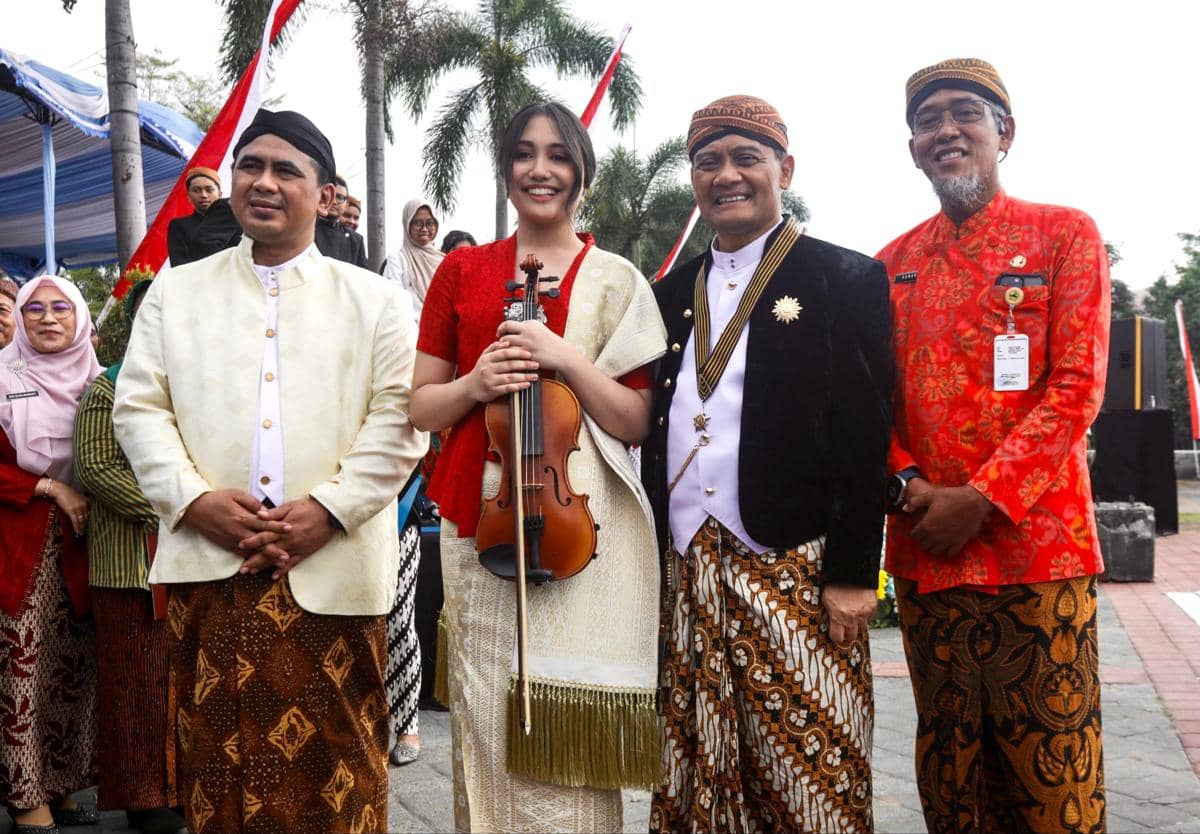 Antea Putri, cicit WR Soepratman, berfoto bersama Sekda Jateng, Wakil Gubernur Taj Yasin, dan Gubernur Ahmad Luthfi.