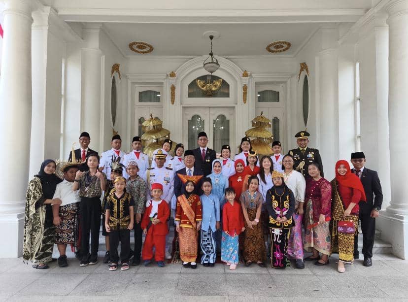 Bangganya Pelajar Sekolah Indonesia Kibarkan Merah Putih di Myanmar