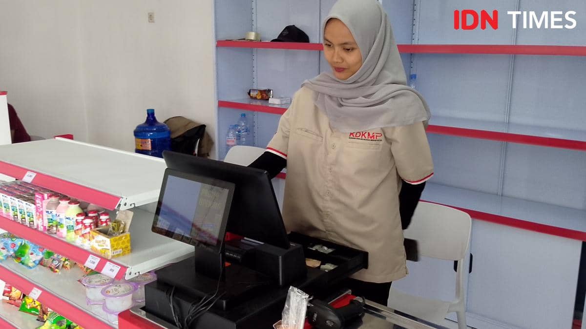 Triahari, Asisten Manajer KDMP Rawalo Indah, terkait transaksi POS 20 item dan beras SPHP yang paling banyak diburu.