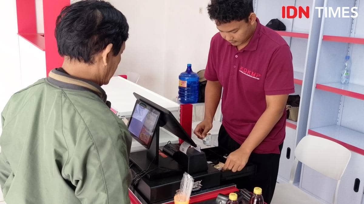 Sejumlah warga berbelanja di KDMP Rawalo, yang berupaya terus berkembang dan menjaga harga dari tengkulak.