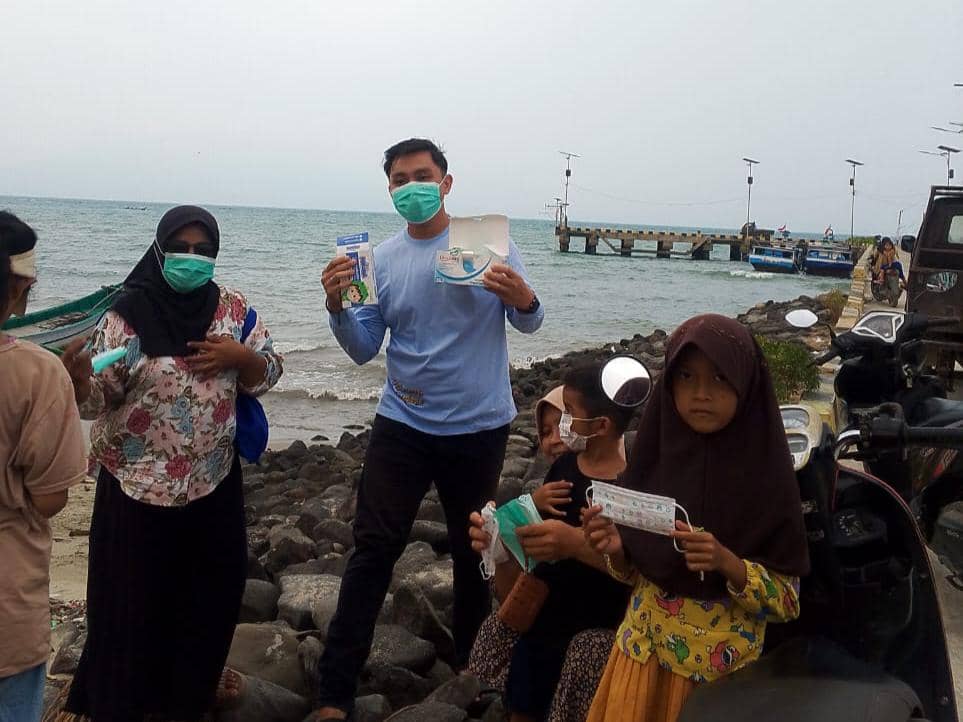Debu Vulkanik GAK Masuk Pemukiman, Warga Pulau Sebesi Terima Masker