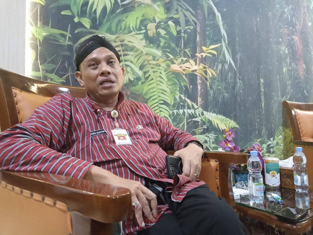 Heru Djatmika, Kepala Dinas Lingkungan Hidup dan Kehutanan Jawa Tengah, dalam potret untuk dokumentasi.