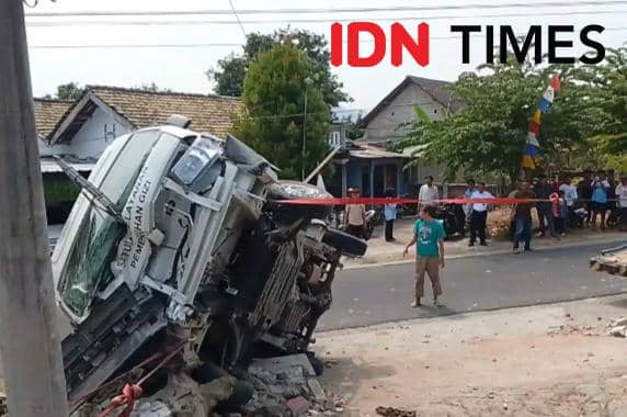 Senggol Tiang WiFi, Mobil MBG di Magetan Terguling Tabrak Pagar Rumah