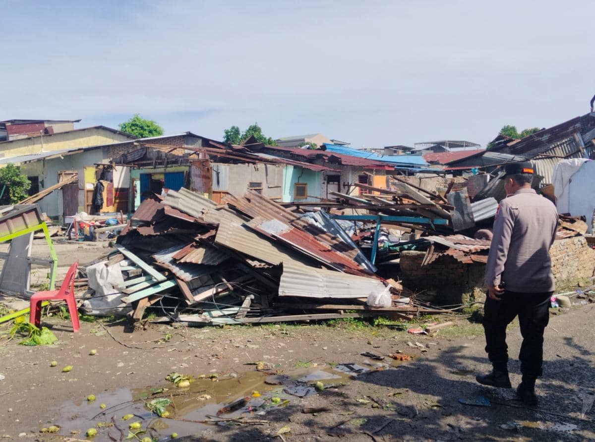150 Rumah di Medan Johor Dihantam Puting Beliung, 2 Rusak Parah