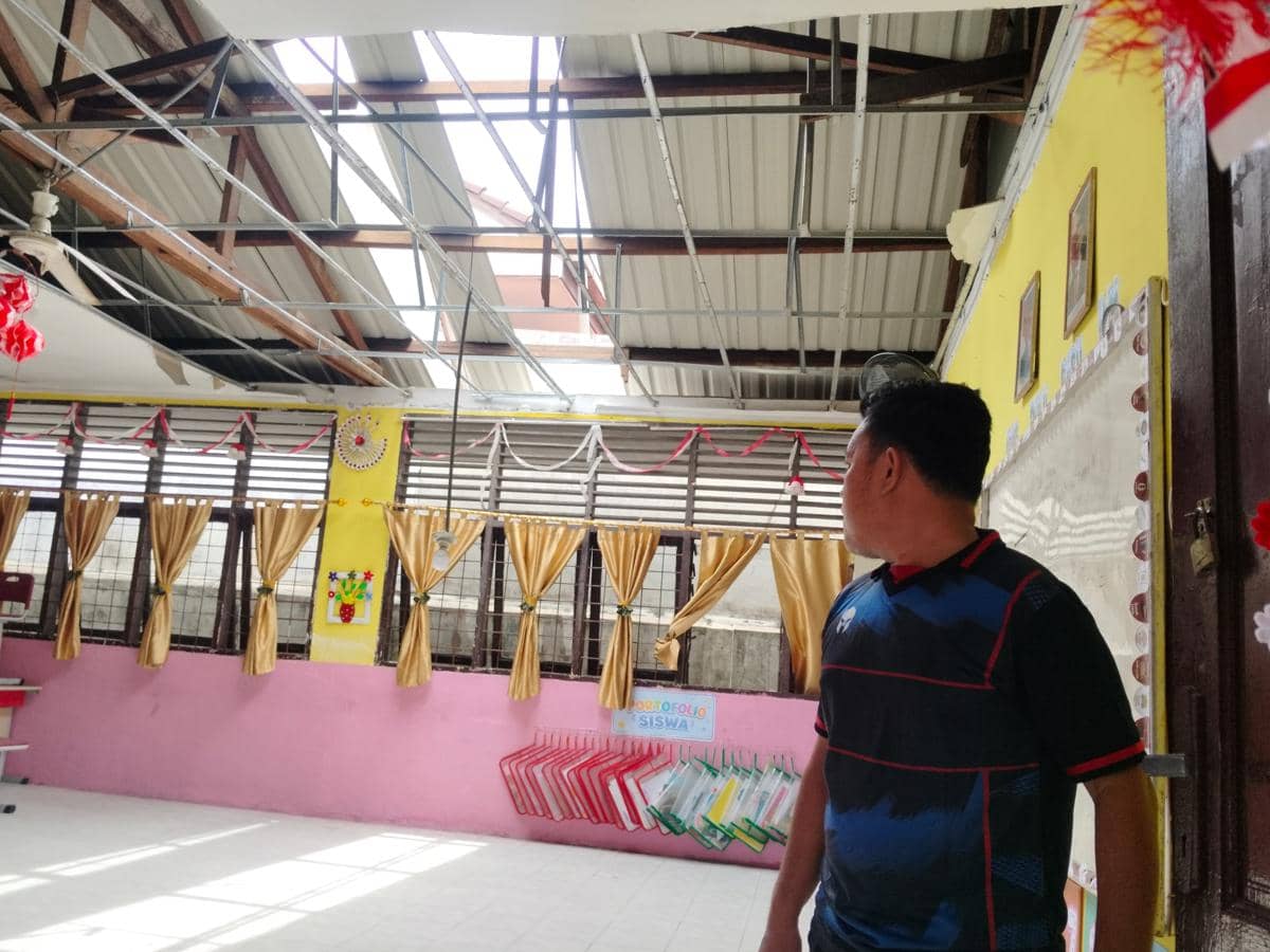 Angin Kencang Terjang SD, Atap Terangkat dan Siswa Belajar Daring