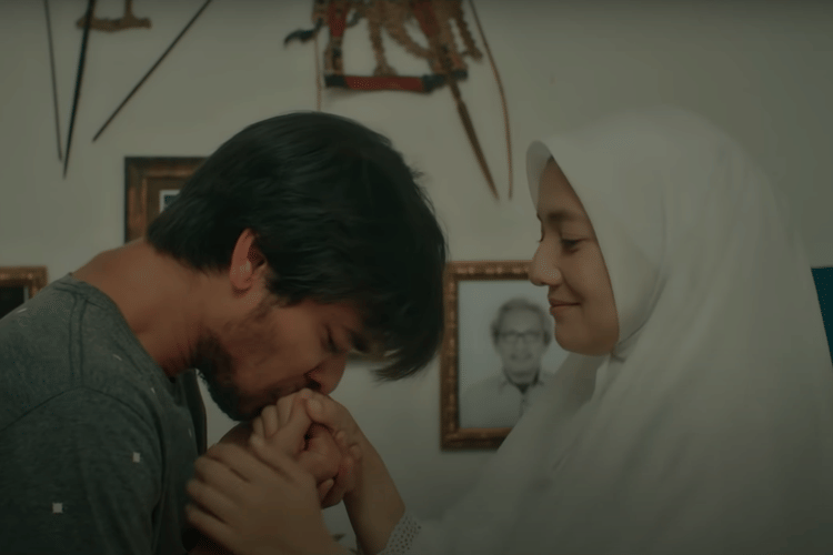 cuplikan film Sampai Jadi Debu