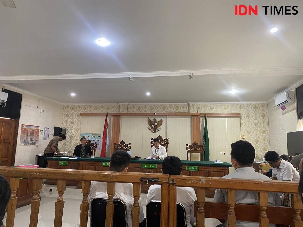 Potret I Putu Agus Adi Antara sebagai mediator yang bertugas dalam perkara gugatan warga negara di Bali.