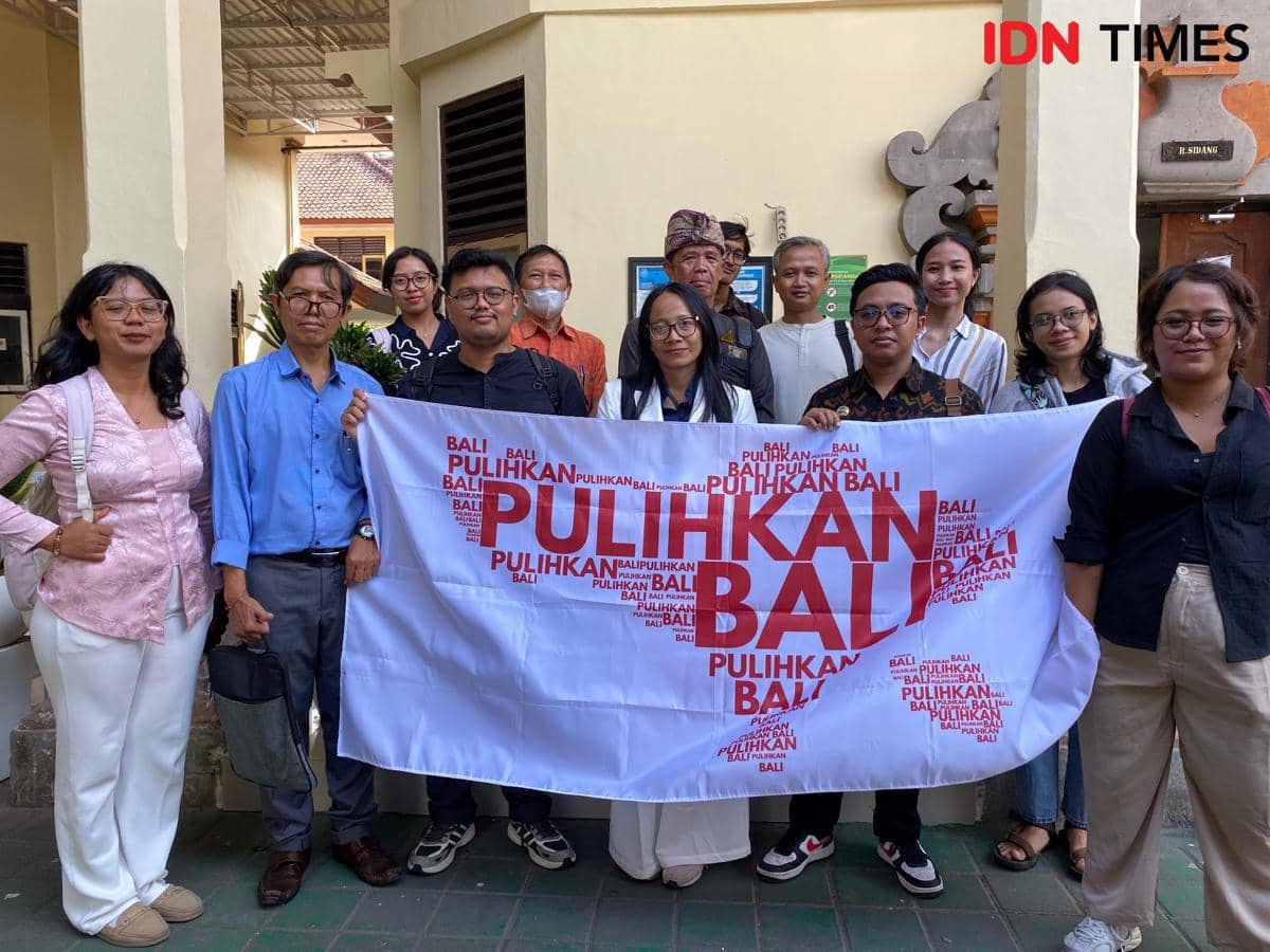 Anggota Koalisi Pulihkan Bali berfoto bersama seusai persidangan di Pengadilan Negeri Denpasar, Rabu, 19 Agustus 2026.