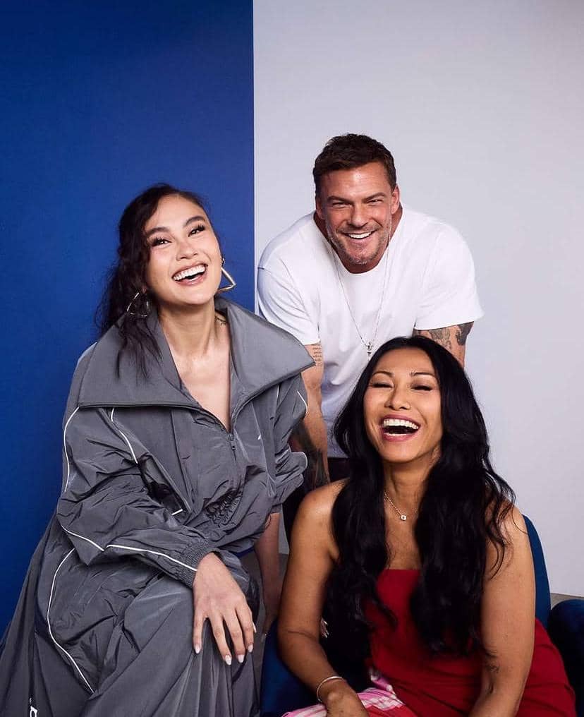 Agnez Mo, Anggun, dan Alan Ritchson berpose bersama dalam foto yang diunggah melalui akun Instagram Agnez Mo.