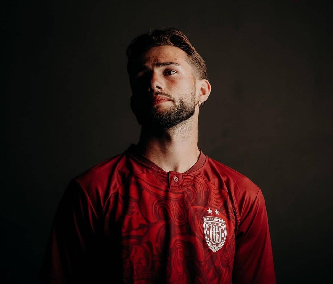 Jay Herdman saat diperkenalkan oleh manajamen Bali United. 