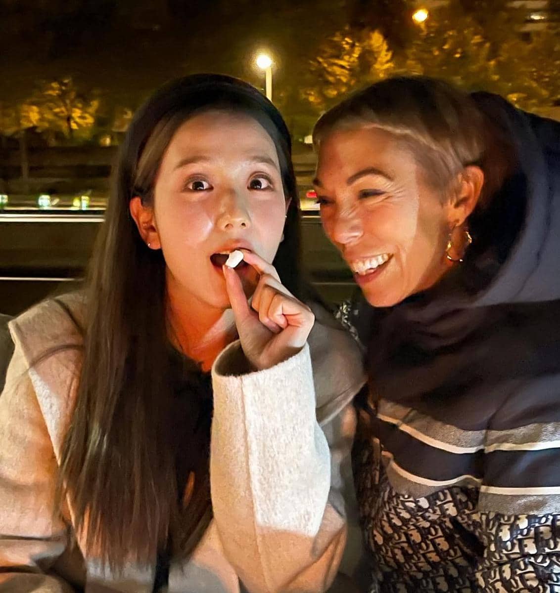 potret Jisoo dan Mathilde Favier