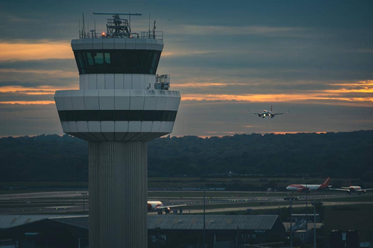 Ilustrasi menara pengontrol lalu lintas udara di bandara. (unsplash.com/Johannes Heel)
